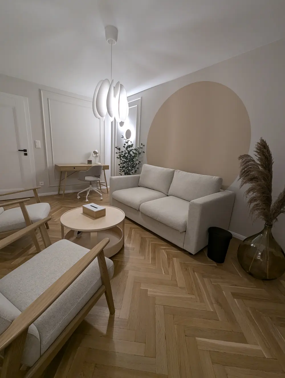 Gabinet 1 — kanapa dla pacjentów, dwa fotele i stolik, gabinet 15 m² w Warszawie Śródmieściu