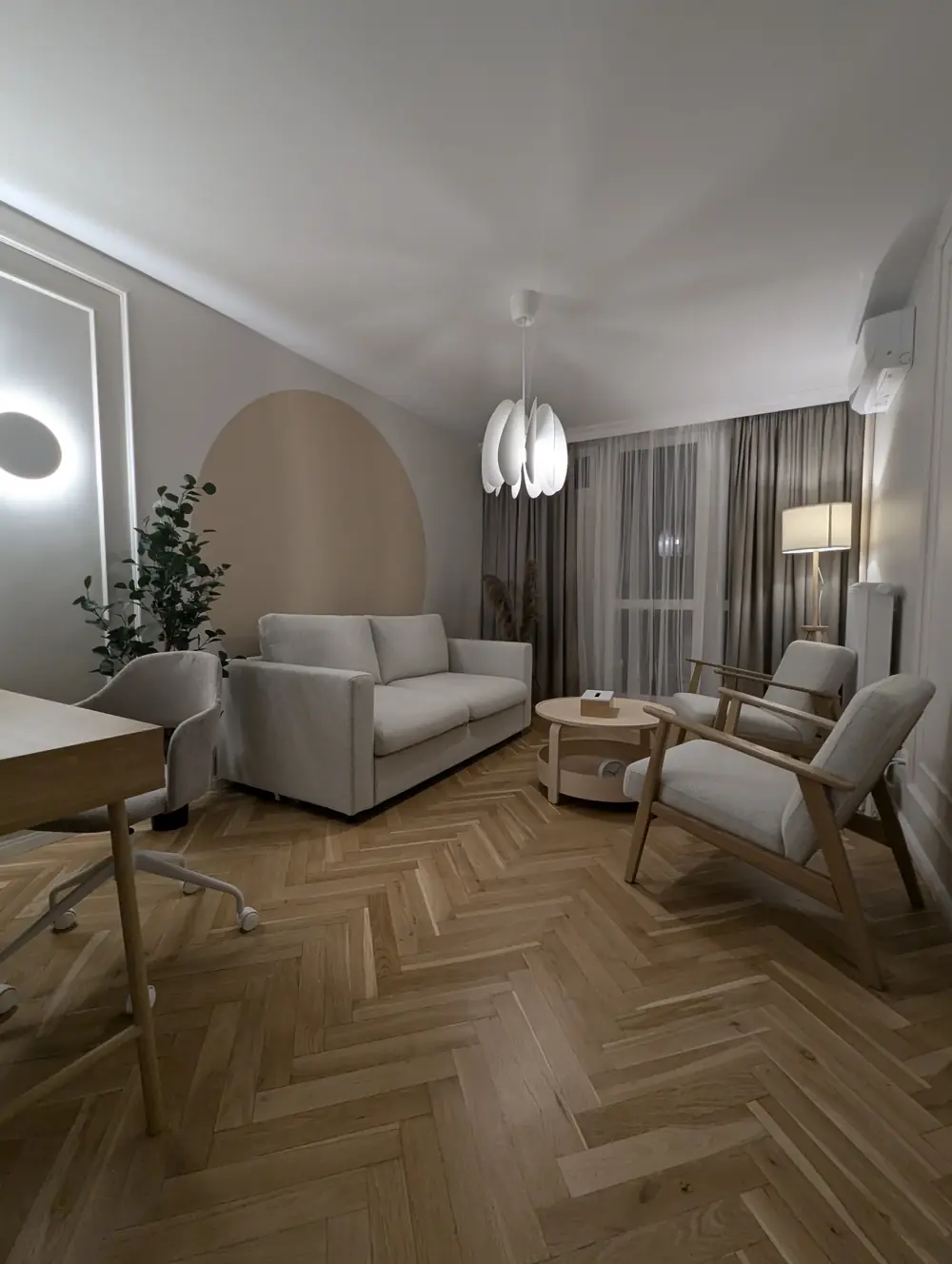 Sala na szkolenia do wynajęcia w Warszawie — jasne wnętrze z kanapą, fotelami i stolikiem